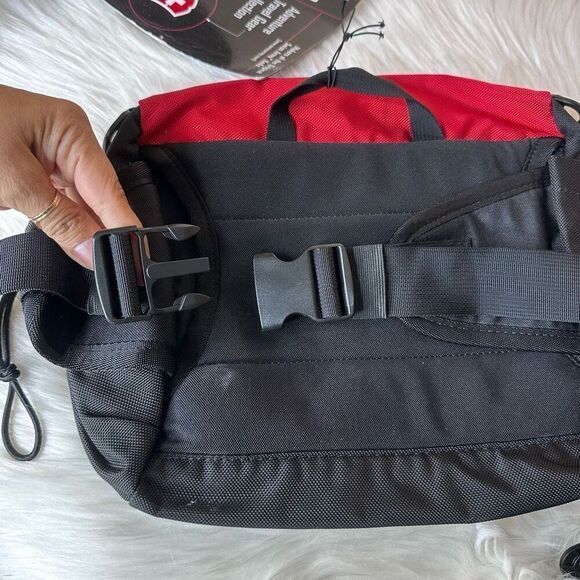 Victorinox Swiss Army Lumbar Pack Docking Bag Red/Black - Picture 2 of 7